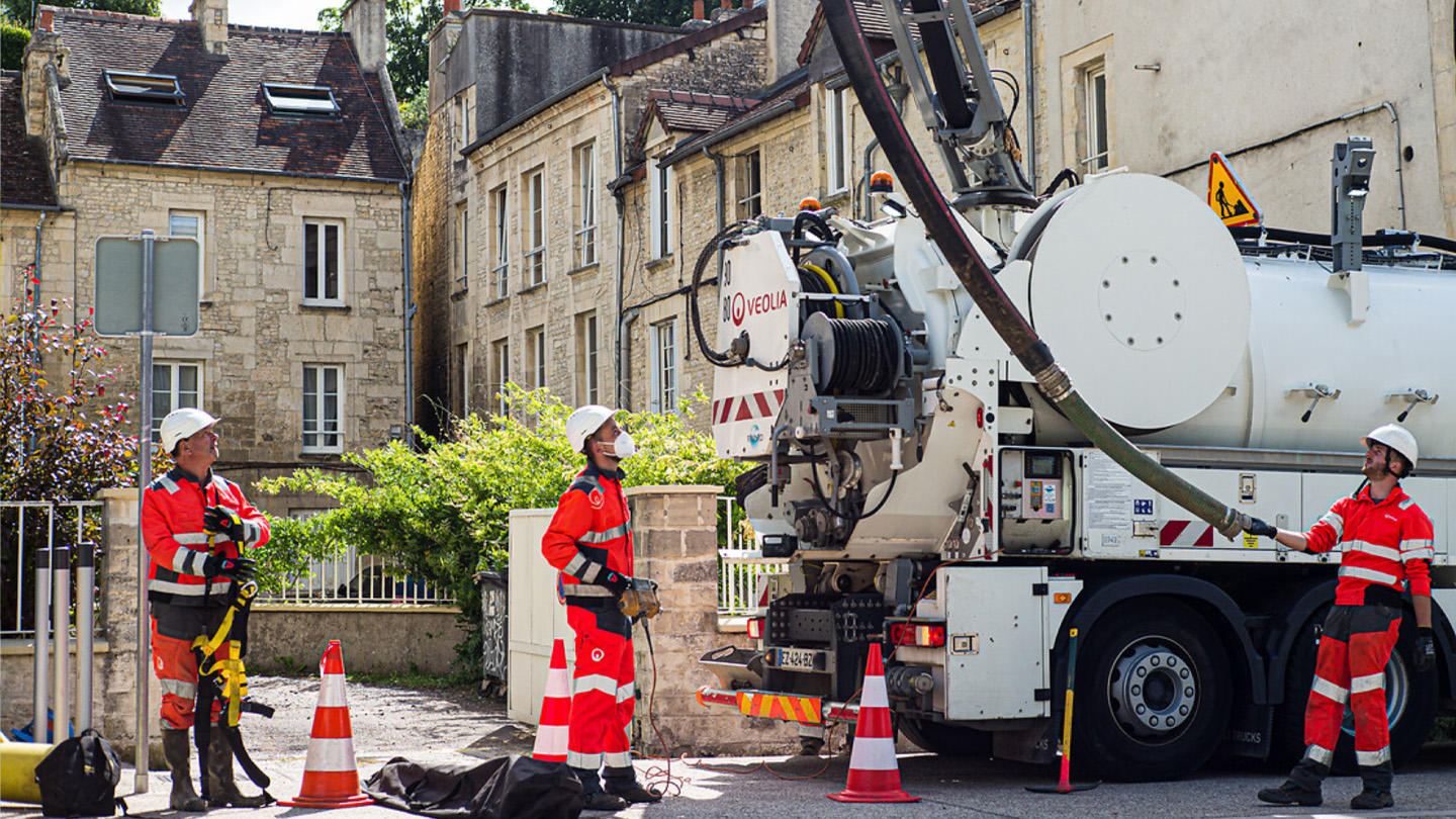 personal veolia efectuand operatie de vidanjare