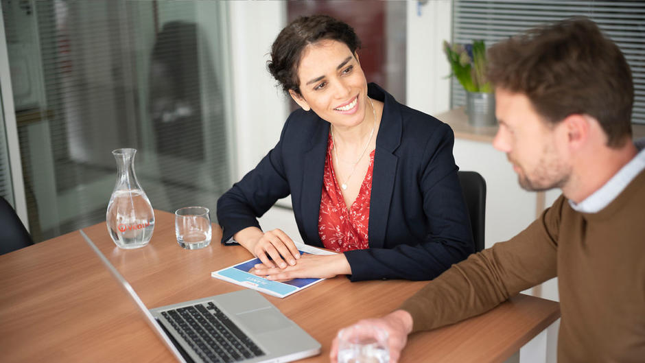 Reprezentant veolia impreuna cu un client